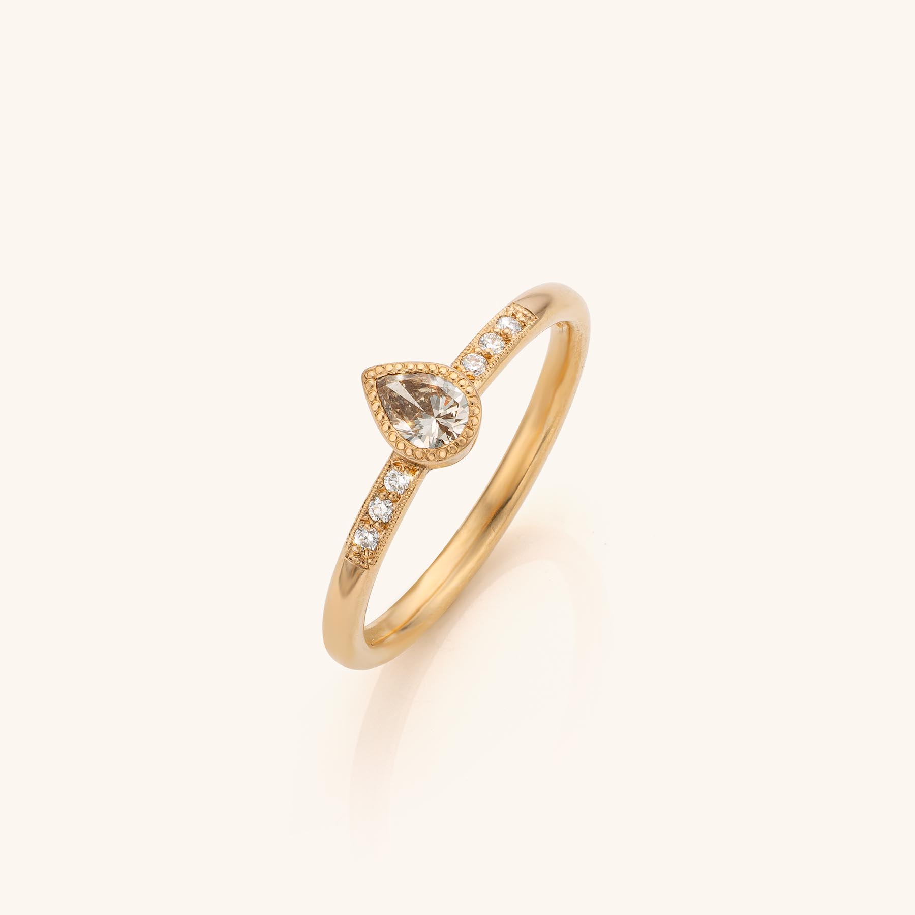 Olivia- Solitair Peer Champagne - 0.30ct